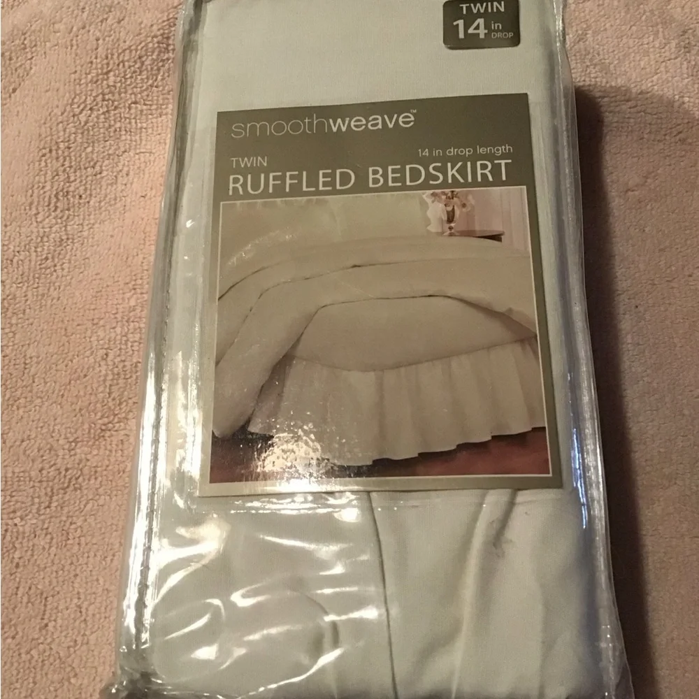 Smoothweave ruffled bedskirt